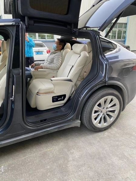 新款特斯拉Model X中排航空座椅改装 舒适升级与残疾人出行解决方案
