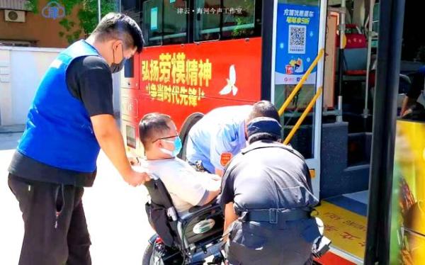 【走基层】新举措！残疾人可携电动轮椅乘公交——市公交集团助残惠残出新招
